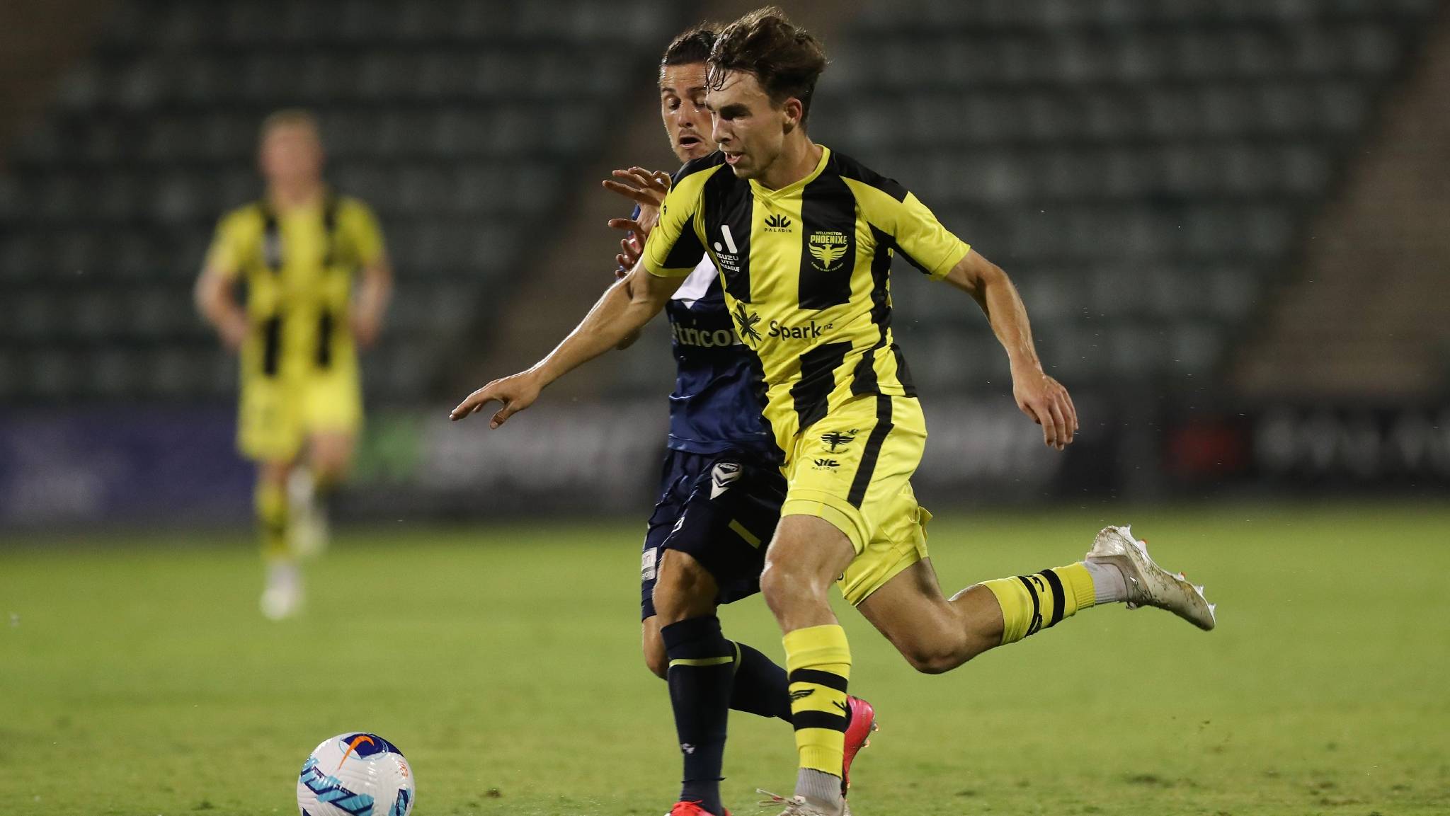 亚博体育APP-战术调整引发热议！，莱万多夫斯基在MAD比赛中出色防守观众掌声雷动的简单介绍-亚博体育APP